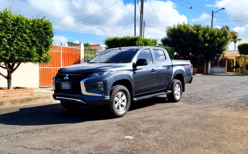 Mitsubishi L200 4x4 automatica año 2024 - Imagen 2
