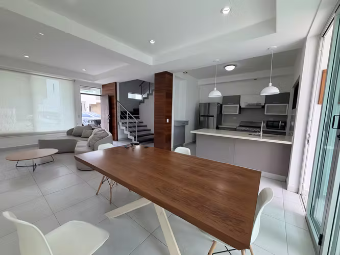  SE RENTA O SE VENDE TOWNHOUSE SEMIAMUEBLADO EN VILLAS FONTANA