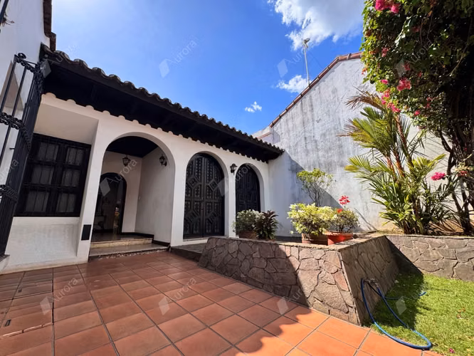 Versatile Investment Property in Downtown Le n   Ideal for Home or Business - Imagen 2