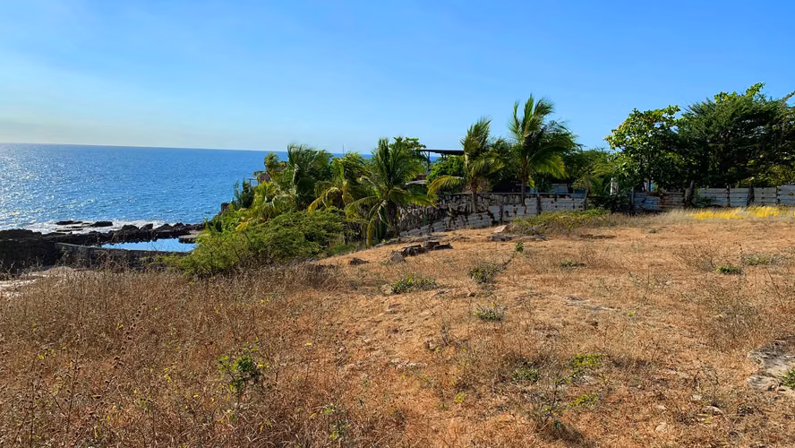 Dreamy beachfront property, amazing view from hilltop - Imagen 4