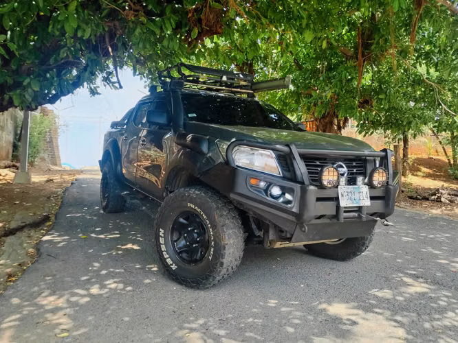 S/V NISSAN FRONTIER AÑO 2020 MANUAL 4×4 SUSPENSIÓN ESPECIAL OLD MAN EMU ESTILO SAFARI  - Imagen 2