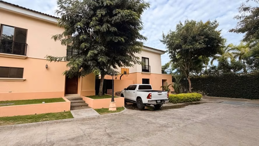 Casa de 2 Pisos en Venta en Villa Fontana Sur | US$265,000 - Imagen 17