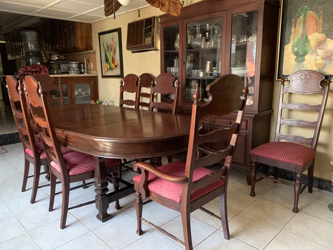 Comedor de madera de cedro expandible (6-8 personas).