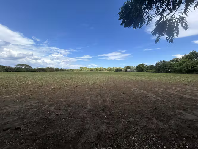 Venta de terreno urbano de 8 manzanas con 1,213.62 varas cuadradas.