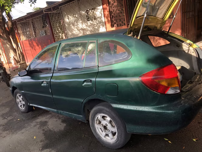 VENDO CARRITO KIA RIO AÑO 2000
