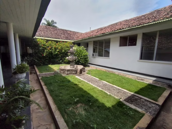 Family home in main street - Imagen 4