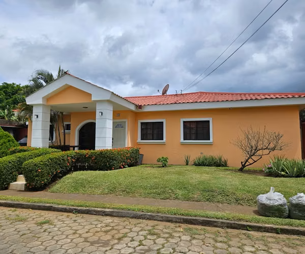 CASA EN VENTA CON APARTAMENTO INDEPENDIENTE | KM 13.2 CARRETERA A MASAYA  Precio de venta: US$170,000  Excelente oportun