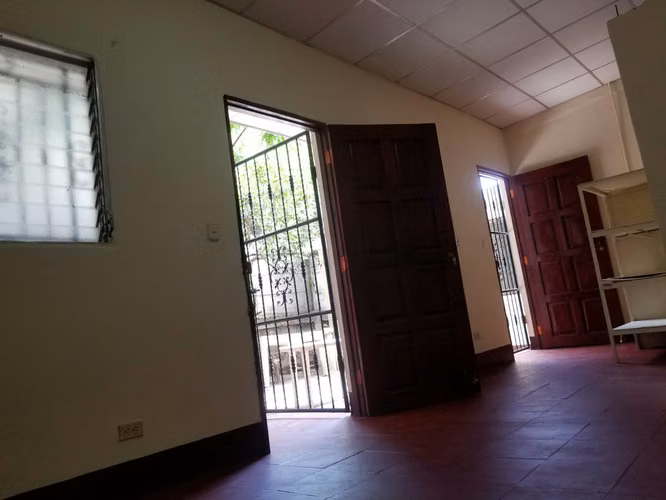  "Se alquila habitación privada. Es ideal para estudiantes o parejas sin hijos"