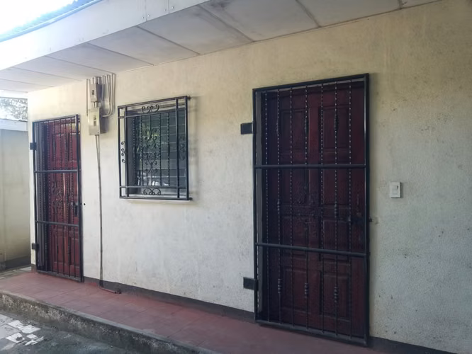  "Se alquila habitación privada. Es ideal para estudiantes o parejas sin hijos"