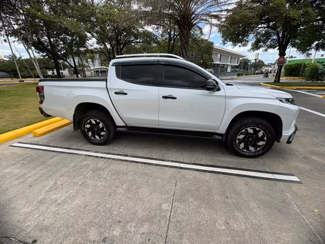 Mitsubishi L200 Intermedia - Imagen 3