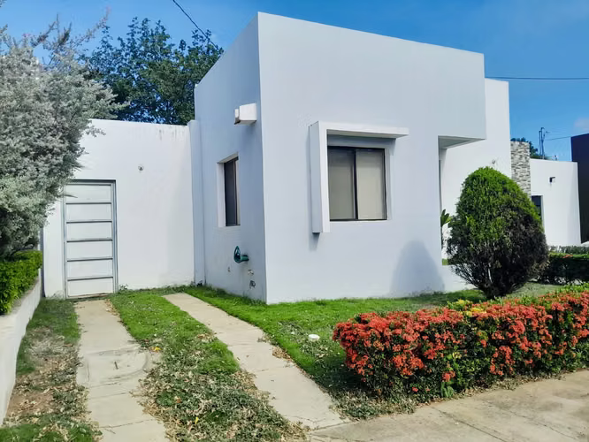 ALQUILER de Casa en Condominio seguro y con excelente ubicación!
