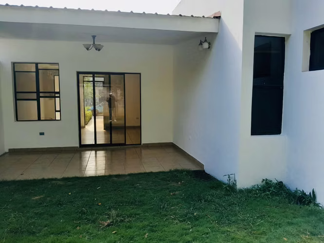 ALQUILER de Casa en Condominio seguro y con excelente ubicación!