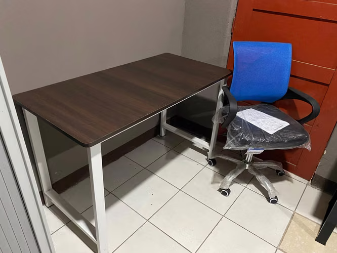 Escritorio sencillo+ silla de oficina 