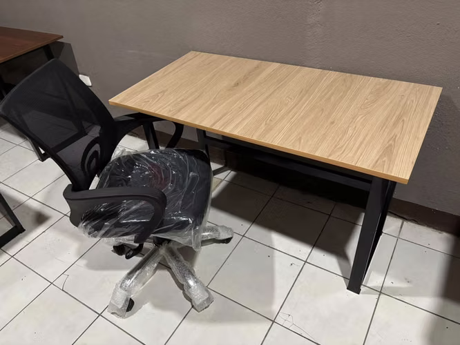 Escritorio sencillo+ silla de oficina 