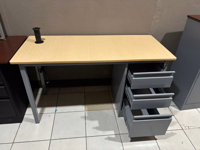 Escritorio con gavetas metálicas y regleta retráctil con toma y usb