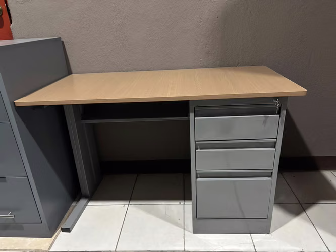 Escritorio con gavetas metalicas colores disponibles 