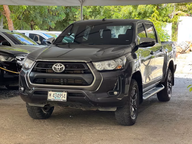 TOYOTA HILUX SR AÑO 2025