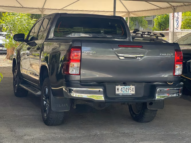 TOYOTA HILUX SR AÑO 2025