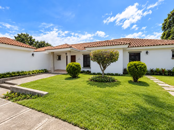 Casa en Renta en Condominio  – Las Cumbres, Managua