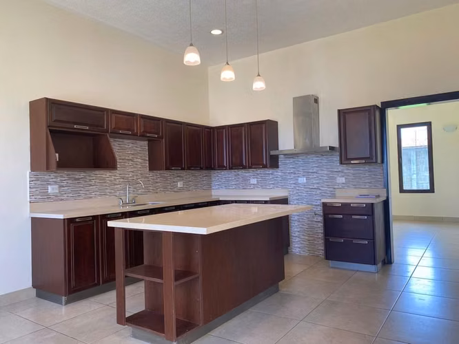 Casa Grande en Renta con Piscina en Las Colinas – Managua - Imagen 6