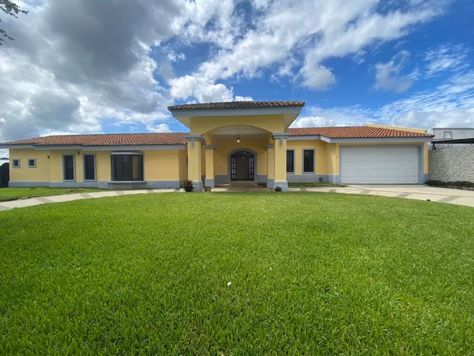 Casa Grande en Renta con Piscina en Las Colinas – Managua - Imagen 2