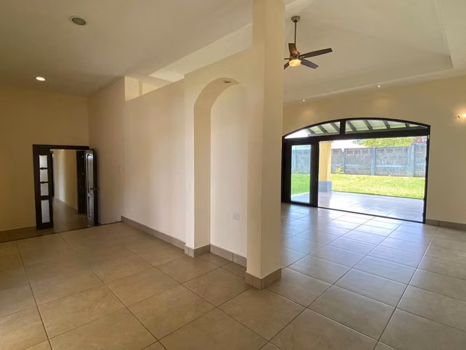 Casa Grande en Renta con Piscina en Las Colinas – Managua - Imagen 8