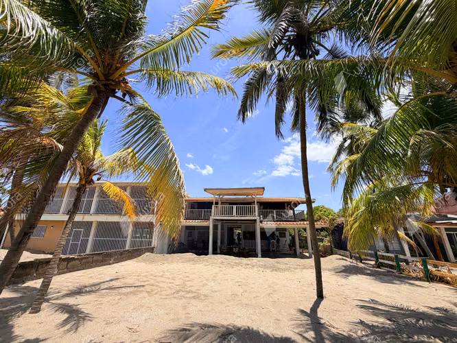Oceanfront Home for Sale in Poneloya with 4 Bedrooms and Great Potential - Imagen 3