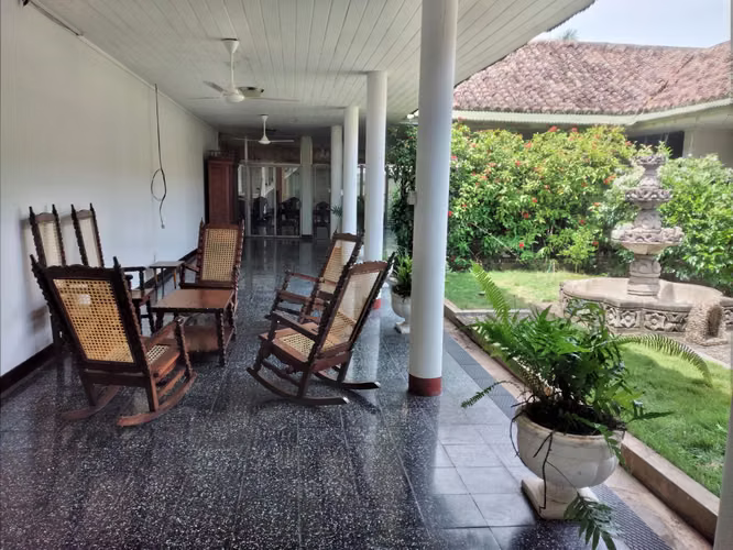 Family home in main street - Imagen 3