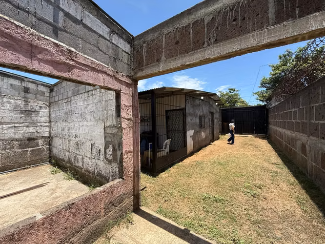 Venta de Casa en Tipitapa / Casa enfrente / Obra gris con potencial 3 cuartos + 1 baño.