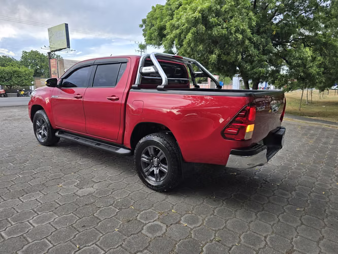 Vendo bella toyota hilux revo año 2023 mecanica 4*4 - Imagen 3