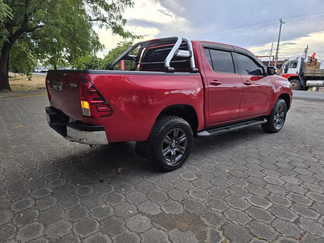 Vendo bella toyota hilux revo año 2023 mecanica 4*4 - Imagen 4