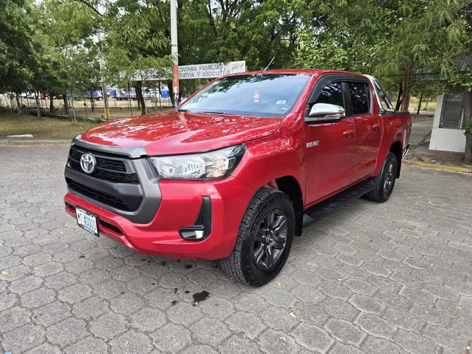 Vendo bella toyota hilux revo año 2023 mecanica 4*4 - Imagen 2