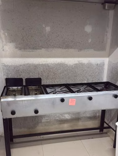 INDUSTRIAL KITCHEN, 2 FRYERS, 3 STOVES