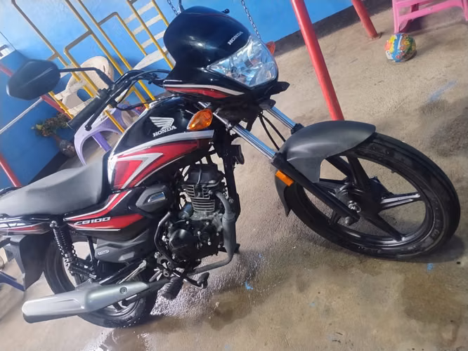 Honda CB100 prácticamente nueva, único dueño, solo 50 km. 