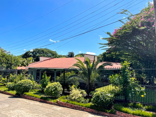 Beautiful family home within private residential development. - Imagen 3