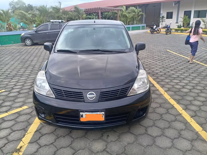 Nissan Tiida 2015, buen estado