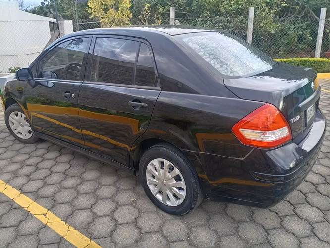 Nissan Tiida 2015, buen estado