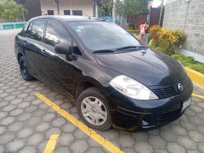 Nissan Tiida 2015, buen estado