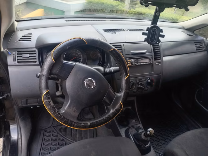 Nissan Tiida 2015, buen estado