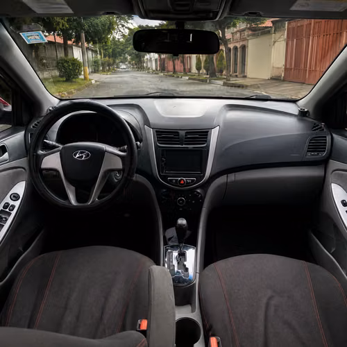 Hyundai Accent Llamar al  