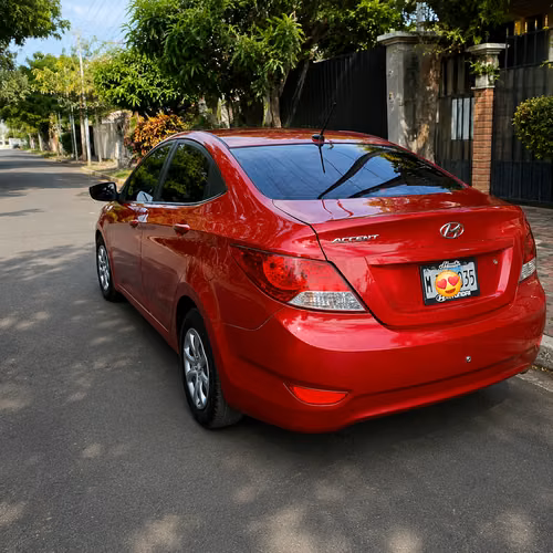 Hyundai Accent Llamar al  