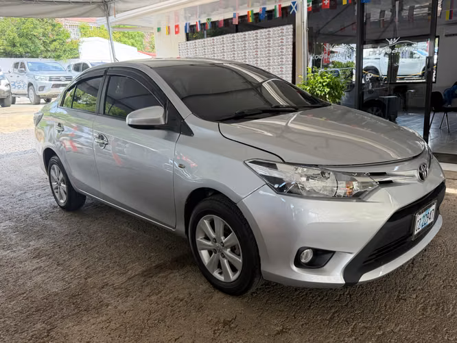 TOYOTA YARIS AÑO 2015
