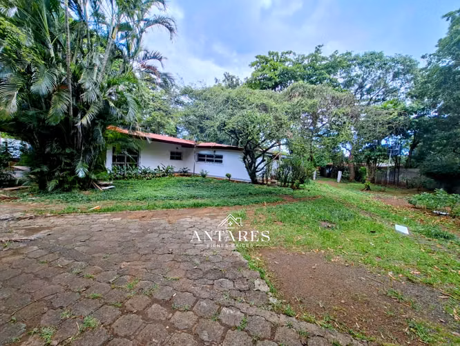 Casa con amplio jardin para uso de vivienda o negocio