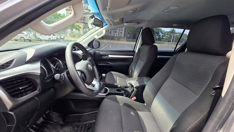 TOYOTA HILUX SR 2025 