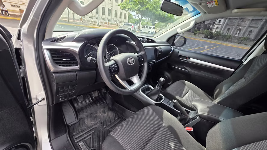 TOYOTA HILUX SR 2025 