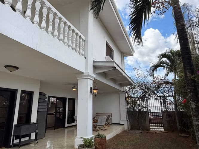 AG. SE VENDE CASA EN RESIDENCIAL ALTOS DE LAS CUMBRES 