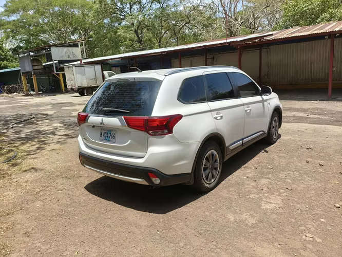 Camioneta Mitsubishi outlander año 2017 