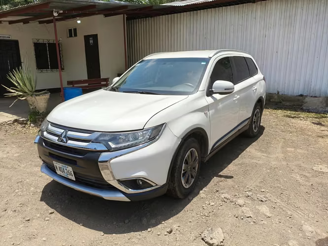 Camioneta Mitsubishi outlander año 2017 