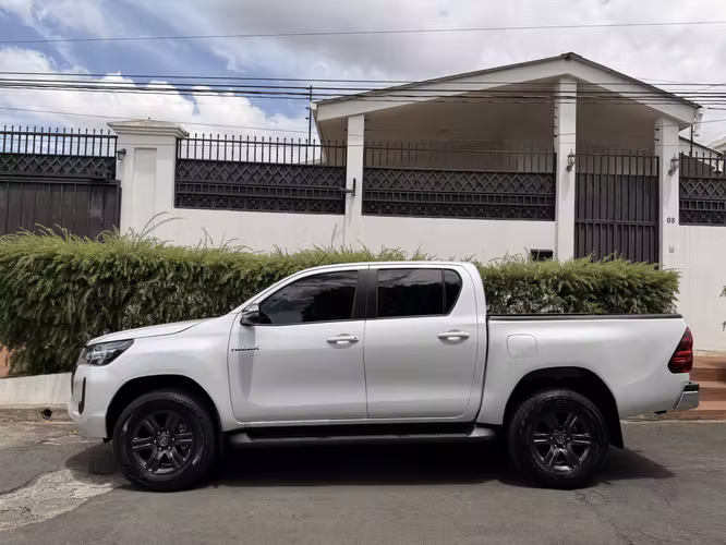 TOYOTA HILUX AUTOMÁTICA 
