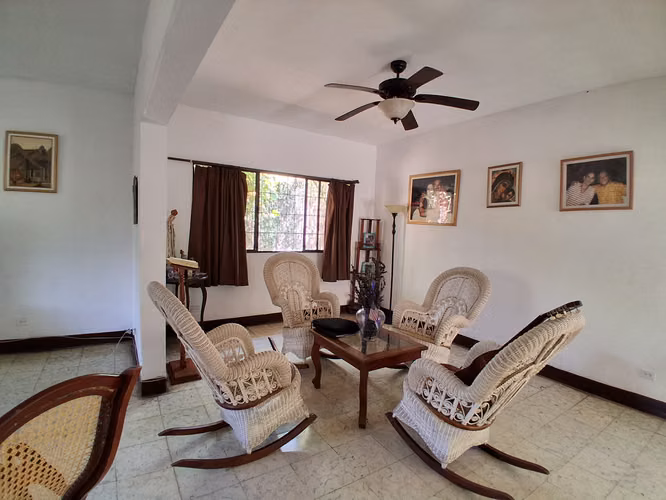 Casa ESPACIOSA de 4 Habitaciones con Garaje en Granada - 5 Minutos del Centro - Imagen 7